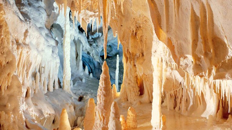 Marche. Viaggio al centro della Terra nelle Grotte di Frasassi, le hai già visitate? [VIDEO]