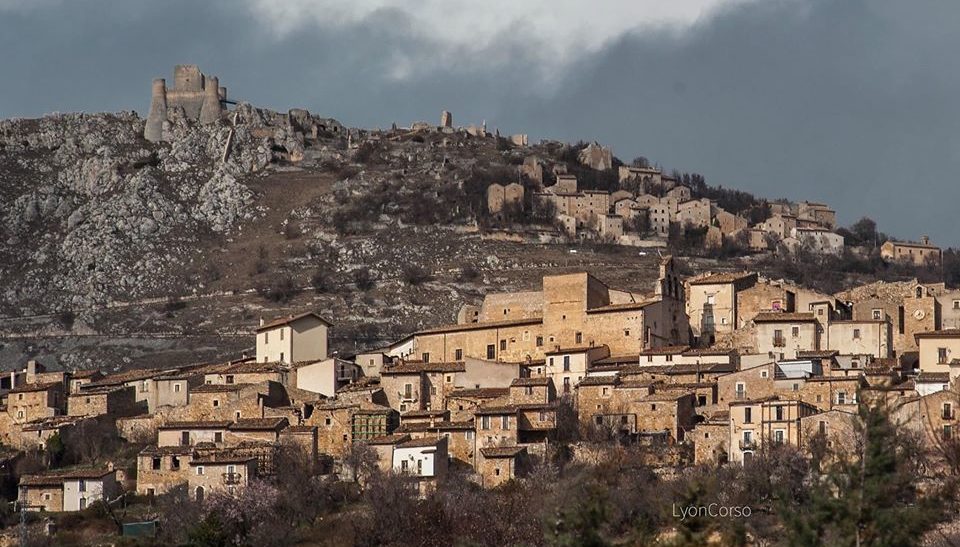 Borgo di Castelvecchio Calvisio. Foto di Lyon Corso
