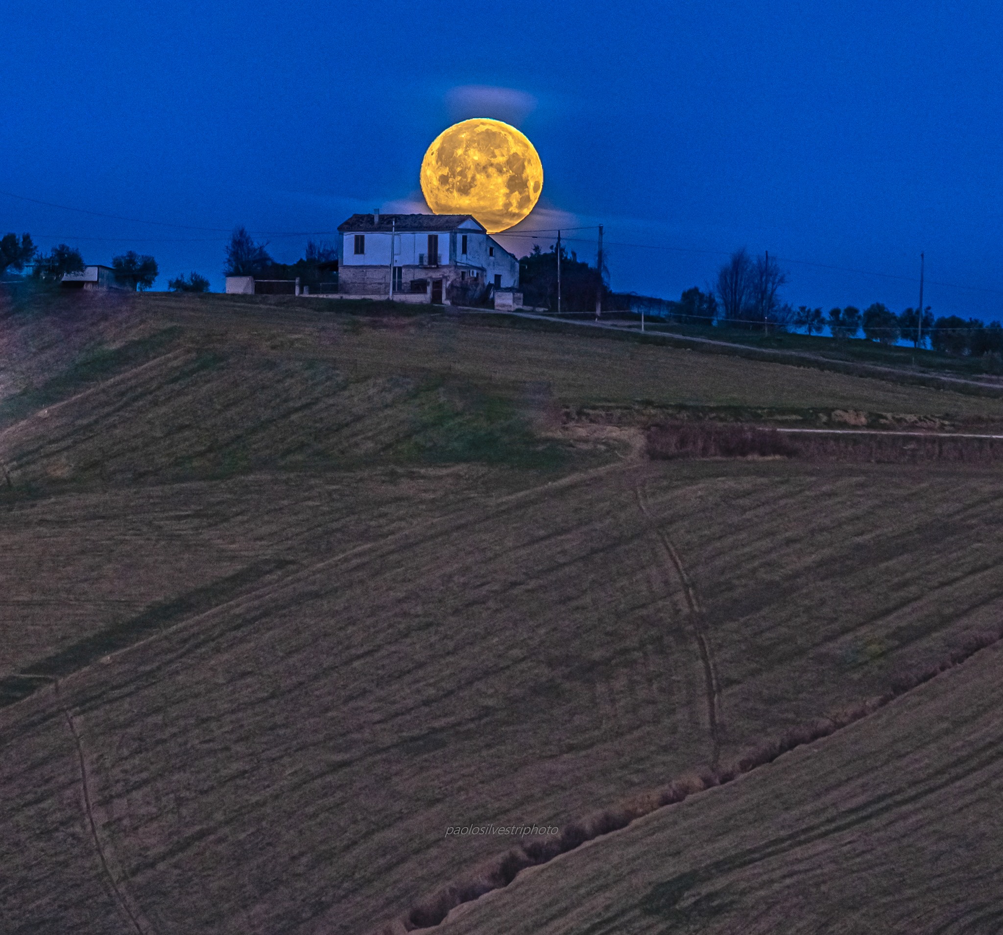 Abruzzo. Luna gigante viaggia sulle colline di Mosciano Sant'Angelo, Teramo 