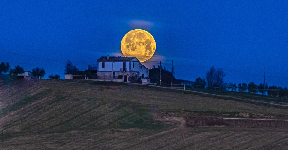 Abruzzo. Luna gigante viaggia sulle colline di Mosciano Sant'Angelo, Teramo