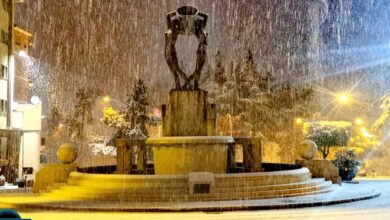 È Marzo ma cade la neve nel Centro storico della città de L'Aquila / Guarda tutte le foto