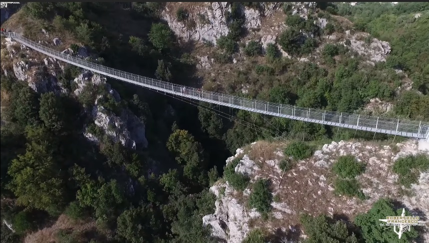 Sai dove si trova in Italia questo Ponte Tibetano tra brividi e natura superba?