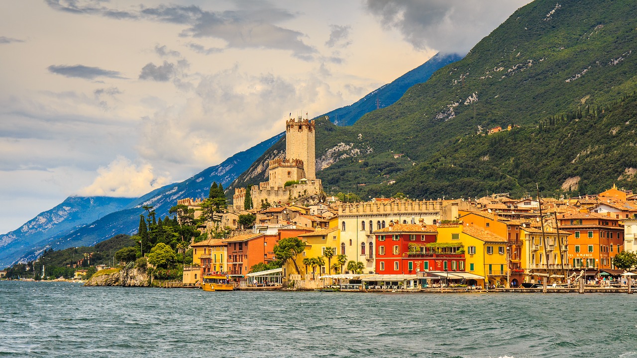 Conosci Malcesine il meraviglioso Borgo sul Lago di Garda e sovrastato dal Monte Baldo Video