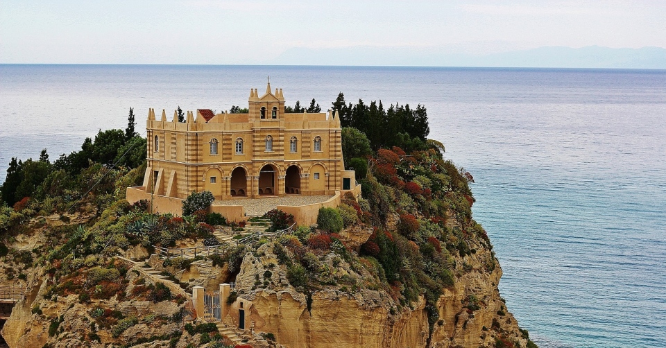 Conosci la leggenda del Santuario di Santa Maria dell'Isola a strapiombo sul mare?