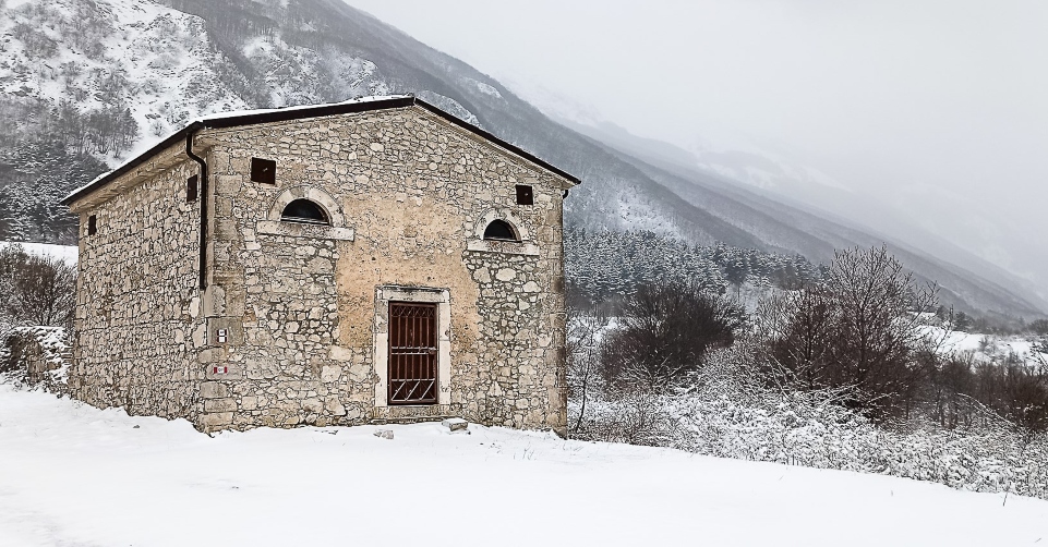 Ecco la chiesetta che dice Ciao, in versione "inverno-primavera". Sai dove si trova?