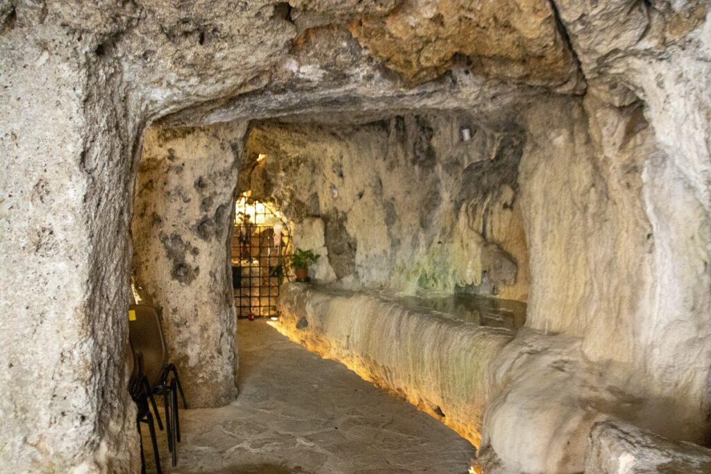 Sai come visitare la Grotta dell’Eremo di San Michele Arcangelo a Liscia (guarda il video e tutte le foto)