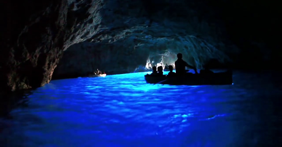 Vi siete mai già sdraiati nella barca per entrare nella Grotta Azzurra Consigli pratici e suggerimenti