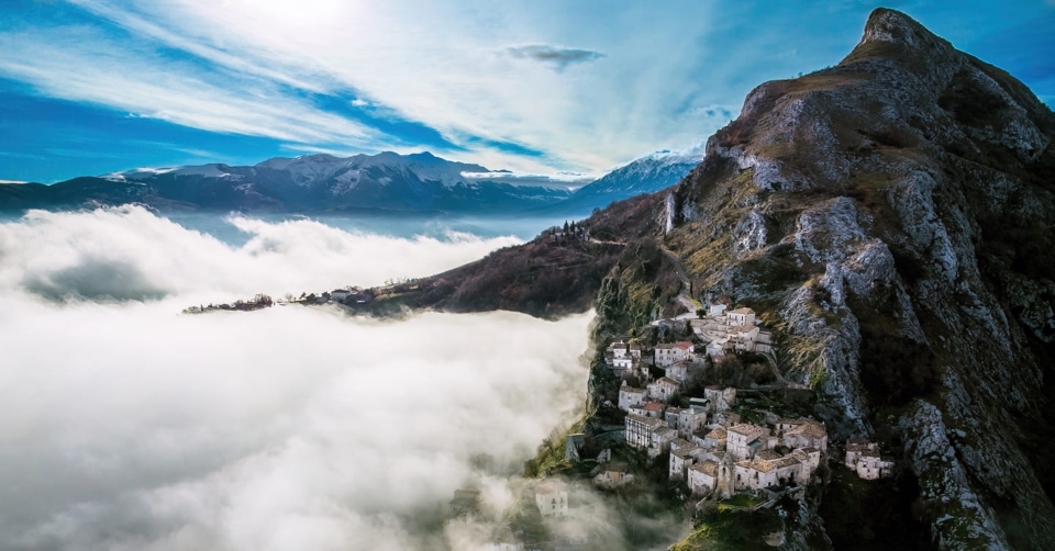 Abruzzo. Corvara, il Borgo fantasma "arrampicato" che si affaccia su un mare di nuvole