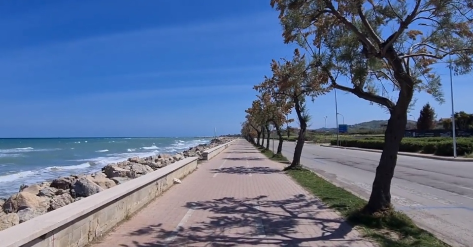 Una pedalata lungo la spiaggia sulla pista ciclabile di Roseto degli Abruzzi / Video
