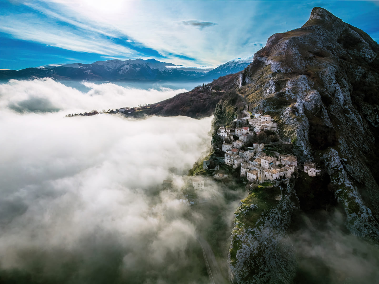 Abruzzo. Corvara, il Borgo fantasma "arrampicato" che si affaccia su un mare di nuvole