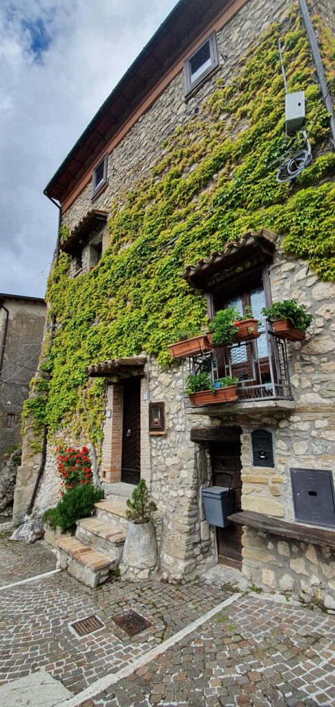 Hai già visitato il Borgo di Pietracamela ai piedi del Gran Sasso? Foto e dettagli