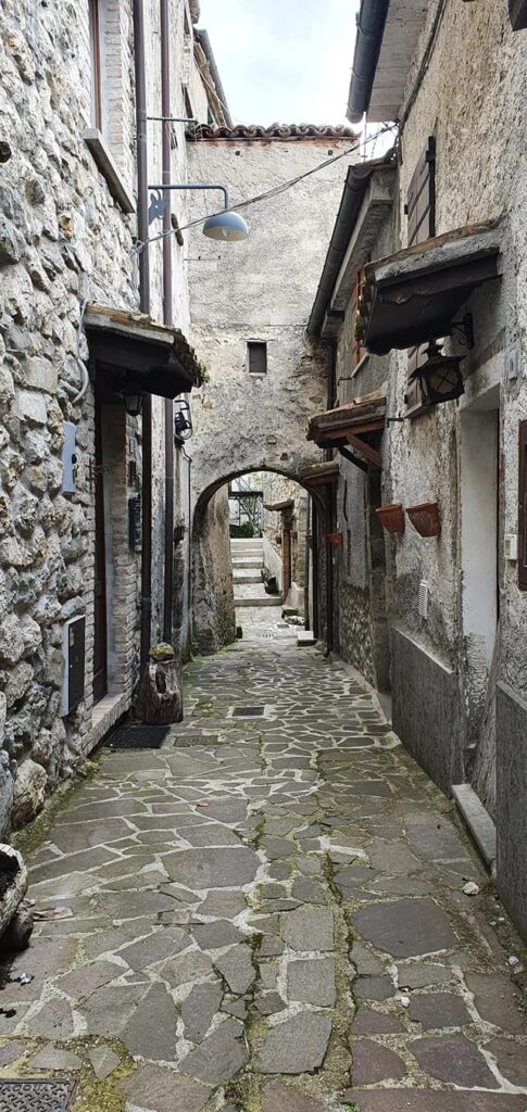Hai già visitato il Borgo di Pietracamela ai piedi del Gran Sasso? Foto e dettagli