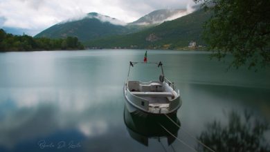 Abruzzo. Lago di Scanno. Arriva la pace dopo la tempesta e la barchetta sonnecchia sull'acqua