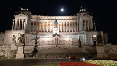 L'Altare-della-Patria-sovrastato-da-una-grande-Luna-Piena-che-viaggia-su-Roma