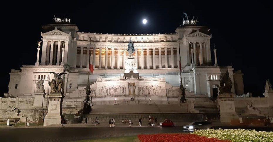 L'Altare-della-Patria-sovrastato-da-una-grande-Luna-Piena-che-viaggia-su-Roma