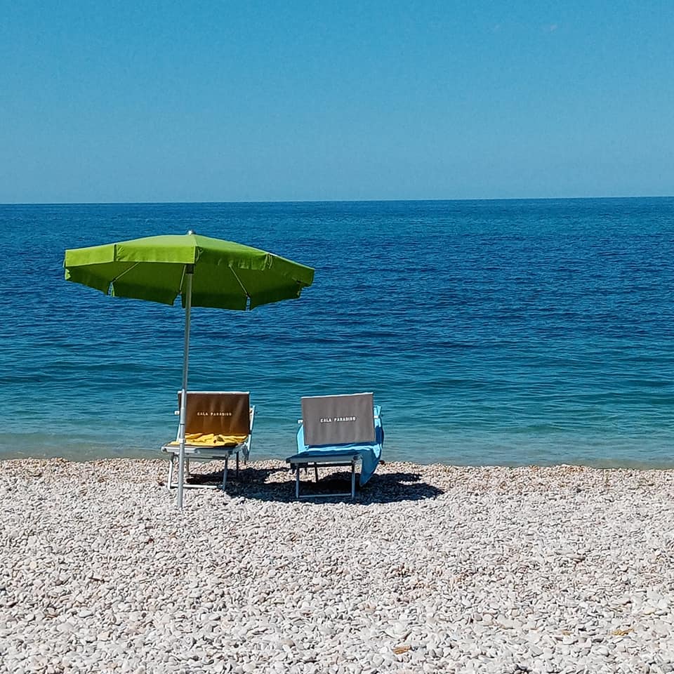 Una pennellata di blu dipinge l'orizzonte della Spiaggia dei Ripari di Giobbe. Ci siete già stati?