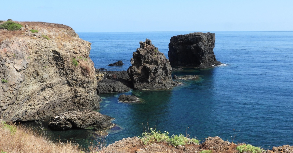 Isola di Ustica. Sul mare blu cobalto, una terra vulcanica accarezzata dal vento / Video