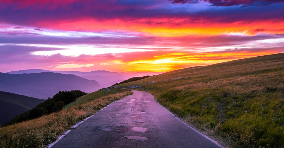 La strada di montagna che unisce l'Abruzzo a un Universo di Colori. Sai dov'è?