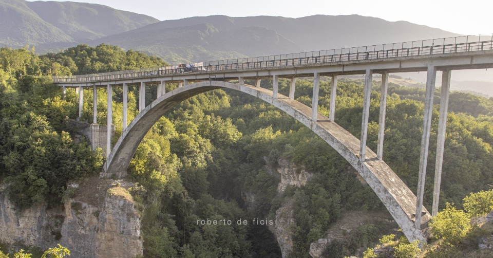 Video. Bungee Jumping Abruzzo sul Ponte di Salle, un Tuffo nella Natura per i turisti più temerari
