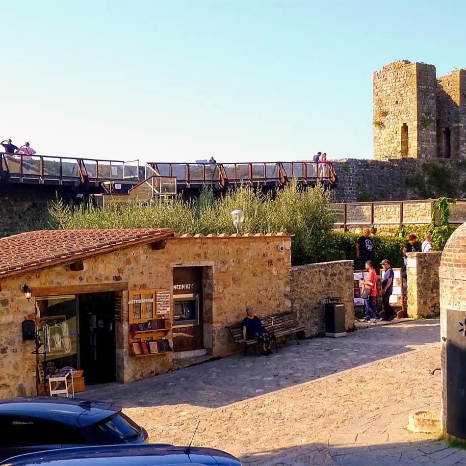 I Turisti raccontano. Relax alle Terme di Petriolo e una passeggiata sulle mura antiche di Monterigg