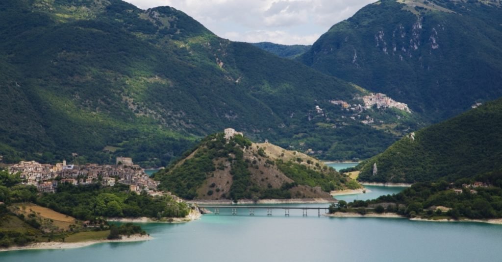 Lago del Turano con vista del borgo medievale di Monte Antuni e di Castel di Tora Simone Antonazzo