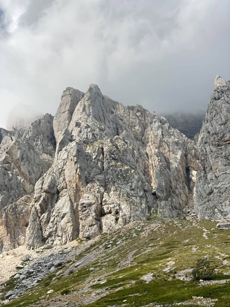 Milvana Valentini - Itinerario in Abruzzo. Da Prati di Tivo verso la Cascata del Rio Arno proseguendo per la Val Maone Guarda tutte le foto (4)