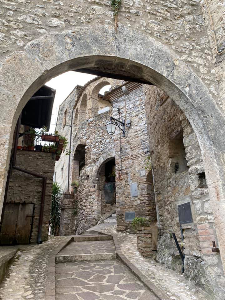 Lazio. Hai già visitato il borgo di Torri in Sabina risalente al 7° secolo con Castello e stretti vi
