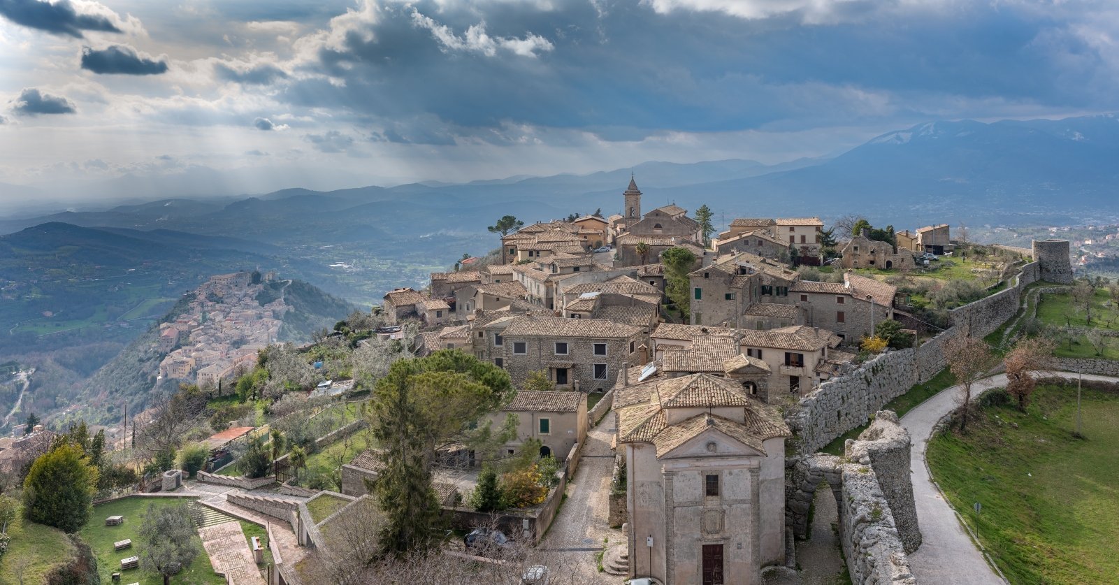 Itinerario in Lazio. Il "Borgo di Cicerone", la Cascata nel centro storico e una splendida Abbazia