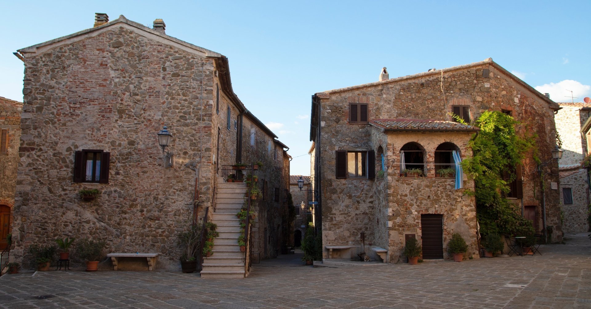 Itinerario in Toscana. Un piccolo _Borgo gioiello_, un sito Etrusco e relax nelle Terme di Saturnia