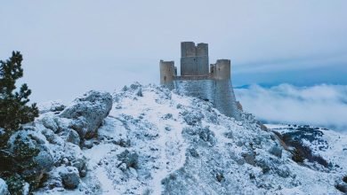 Abruzzo. La prima neve dell'anno rende silenziosa e magica Rocca Calascio
