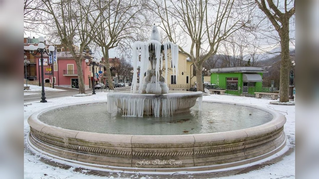 Abruzzo. la Neve e il Gelo ghiacciano l'acqua della fontana di Civitella Roveto