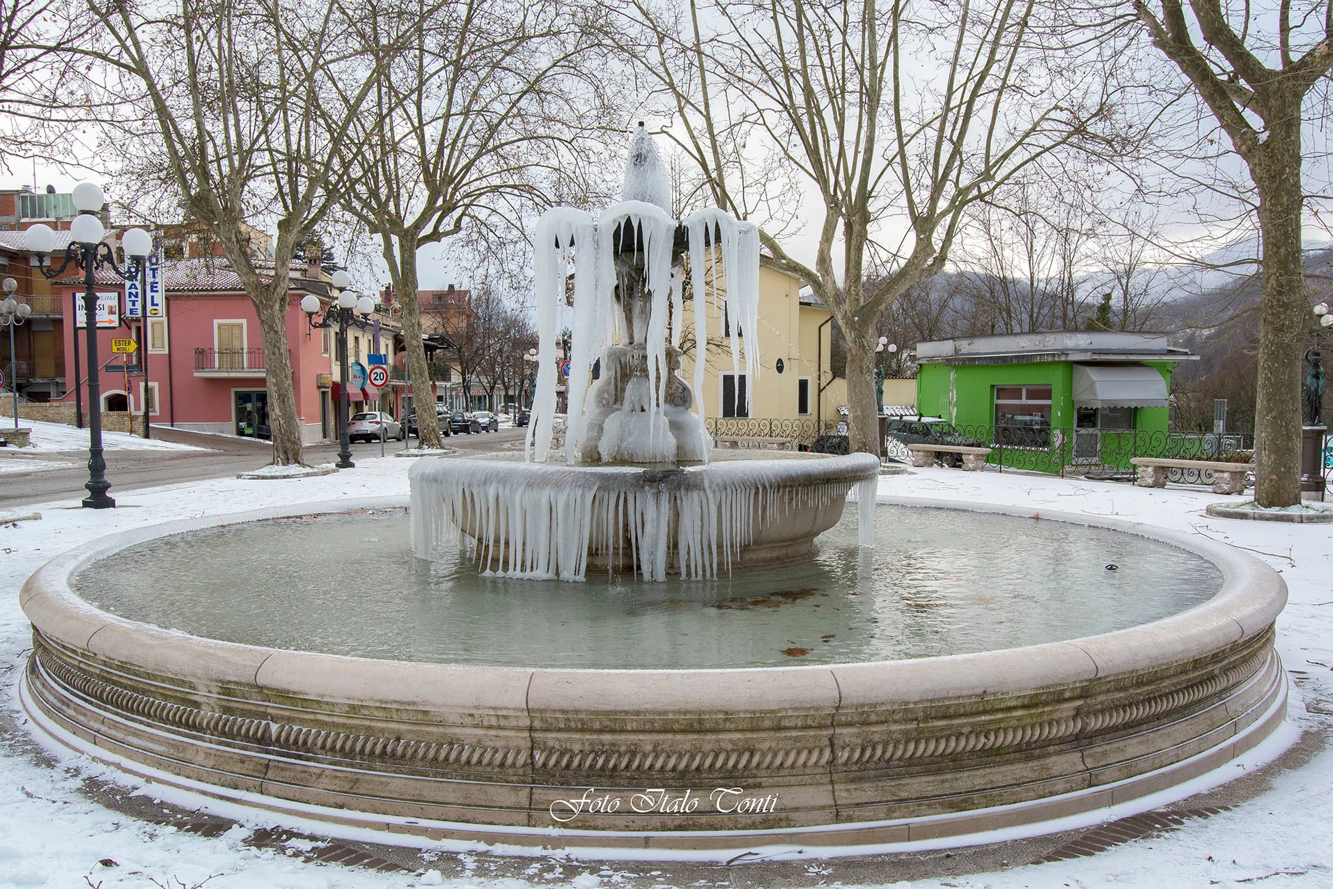 Abruzzo. la Neve e il Gelo ghiacciano l'acqua della fontana di Civitella Roveto