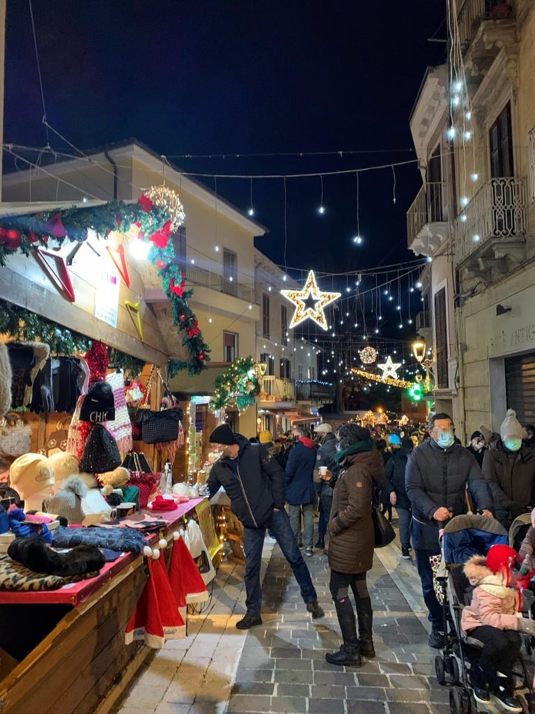 Caramanico Terme. Un Albero con le Neole, Panni stesi di Babbo Natale e tante altre magie tra i vicoli del Borgo social media mammager (1)