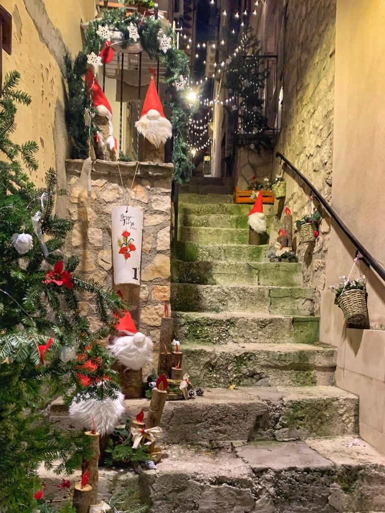 Caramanico Terme. Un Albero con le Neole, Panni stesi di Babbo Natale e tante altre magie tra i vicoli del Borgo social media mammager (1)