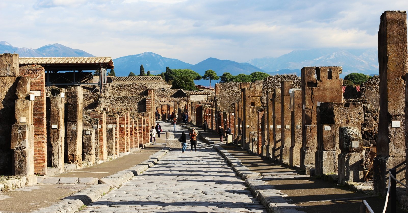 Parco archeologico di Pompei. Hai già passeggiato su Via dell'Abbondanza?