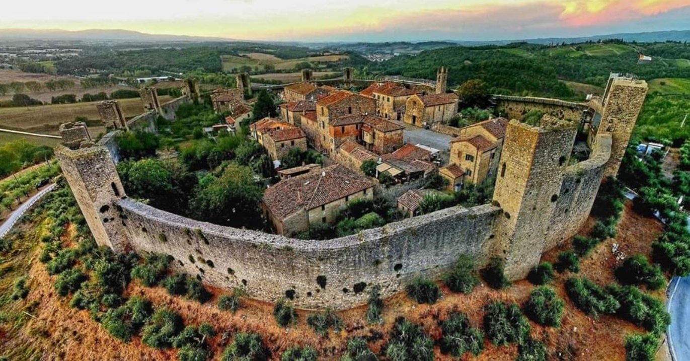 Itinerario in Toscana. Un borgo medievale, le "fumarole" e un Teatro Romano