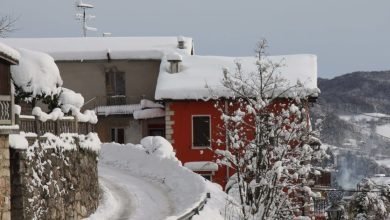 La neve scende anche nel piccolo paese di Bosco Chiesanuova