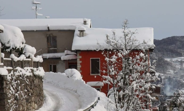 La neve scende anche nel piccolo paese di Bosco Chiesanuova