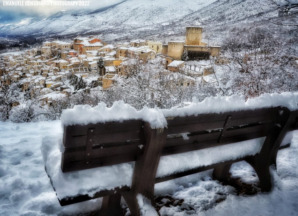Pettorano sul Gizio. Una panchina che guarda la bellezza d'Abruzzo