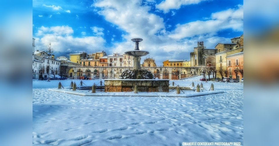Sulmona. Un soffice tappeto di neve rende magica piazza Garibaldi