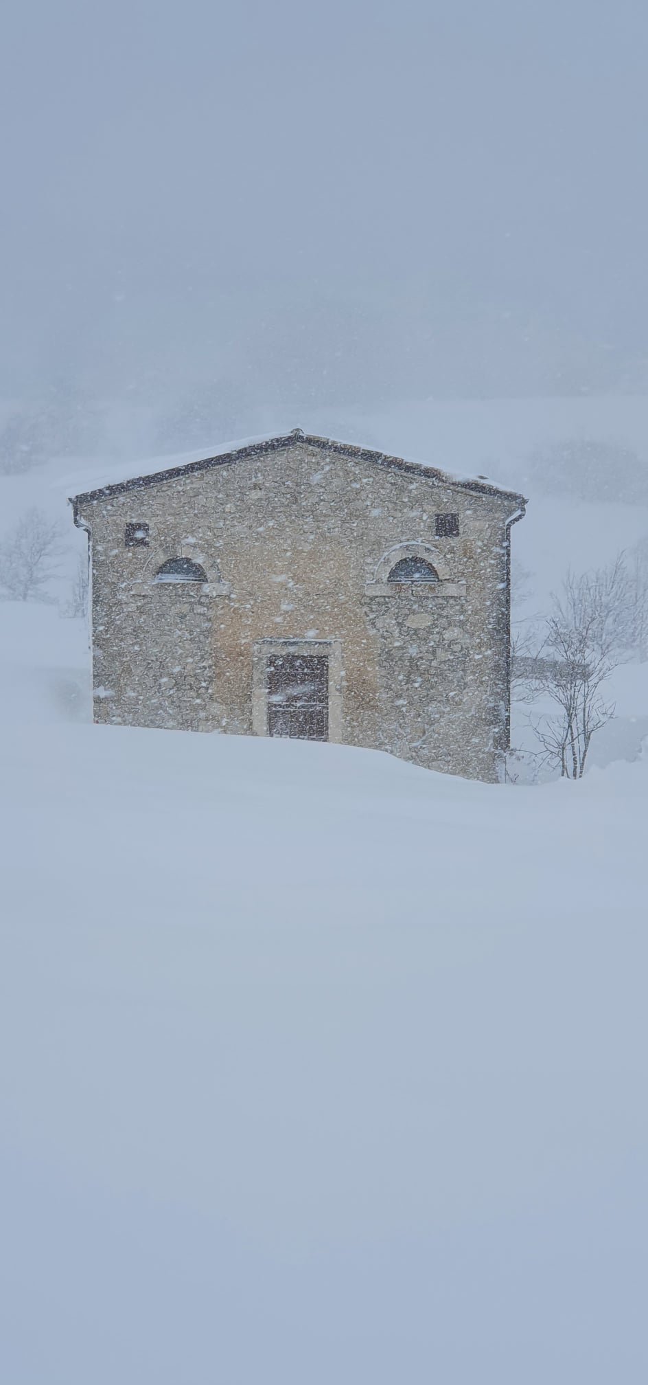 Il piccolo borgo di Roccacaramanico sommerso dalla nevicata record di marzo. Che magia!