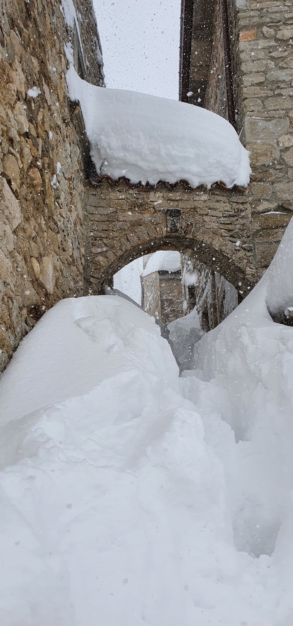 Il piccolo borgo di Roccacaramanico sommerso dalla nevicata record di marzo. Che magia!