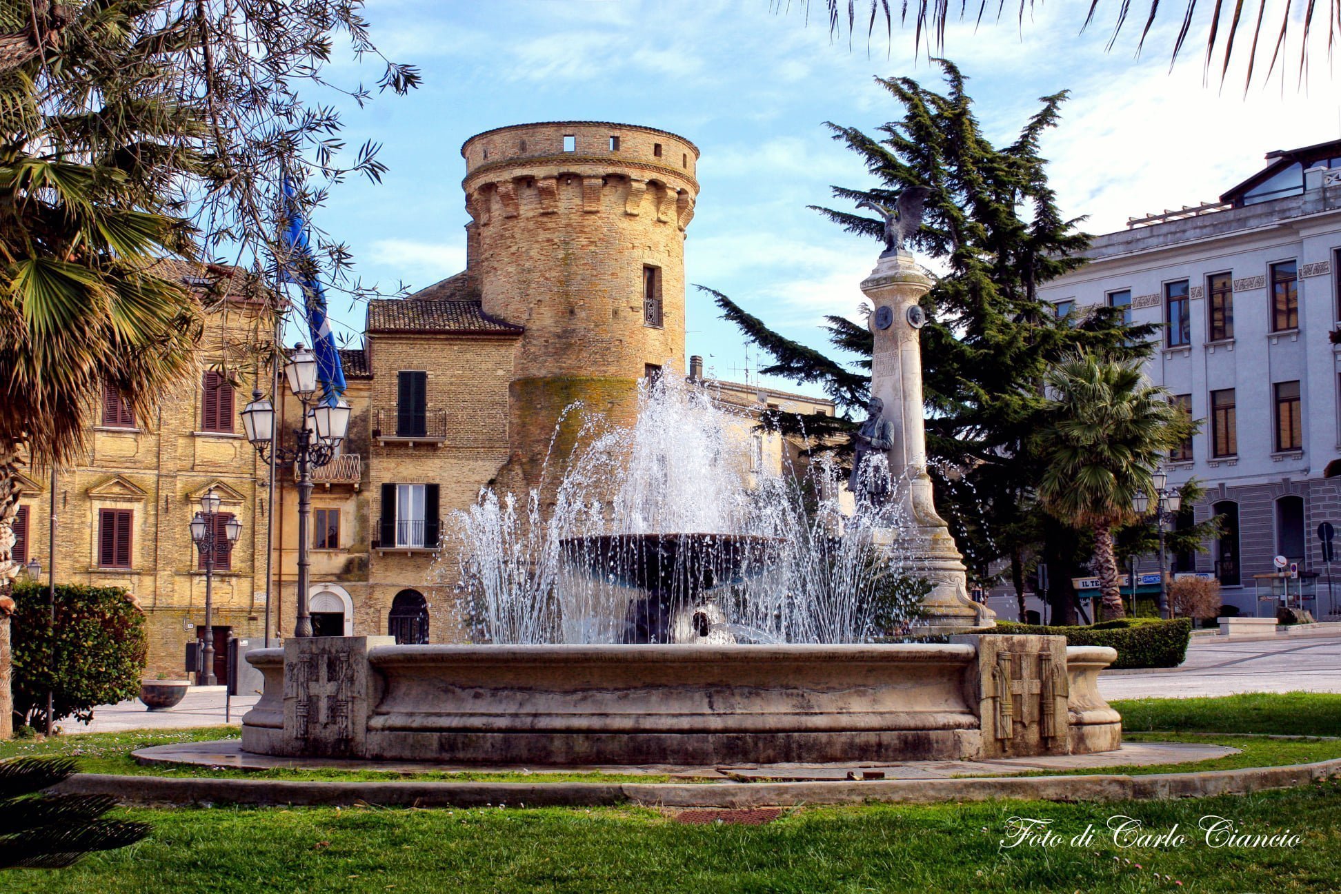 Vasto. La fontana, la statua e la torre benvenuti in Piazza Rossetti, tra le più eleganti d'Abruzzo