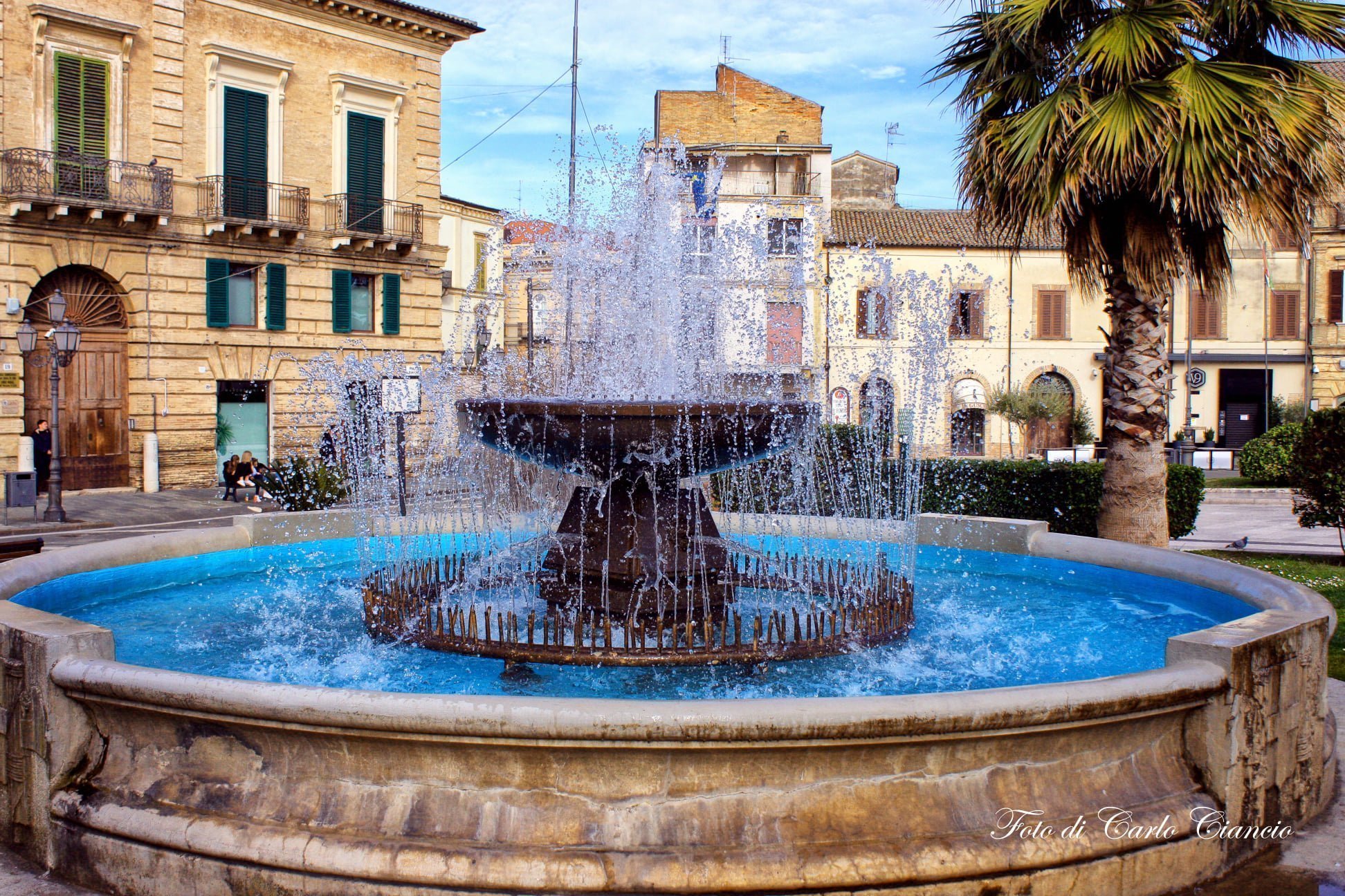 Vasto. La fontana, la statua e la torre benvenuti in Piazza Rossetti, tra le più eleganti d'Abruzzo