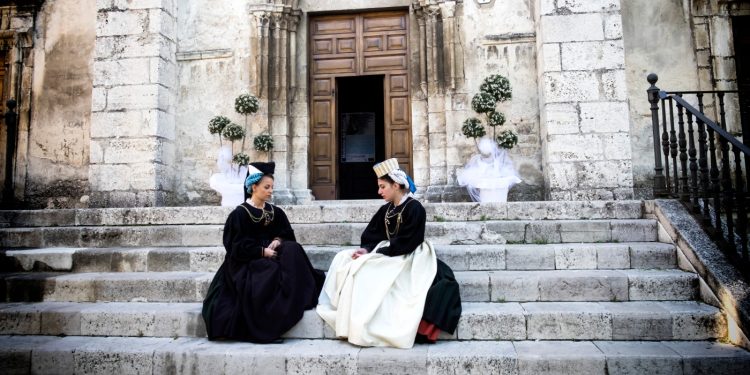 Donne-in-costumi-tradizionali-di-Scanno-sulla-gradinata-della-Chiesa-di-Santa-Maria-della-Valle