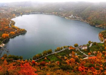 lago di scanno autunno foliage