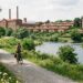 Visitare Crespi d'Adda in bicicletta guida all'itinerari (generata con AI a solo scopo illustrativo)