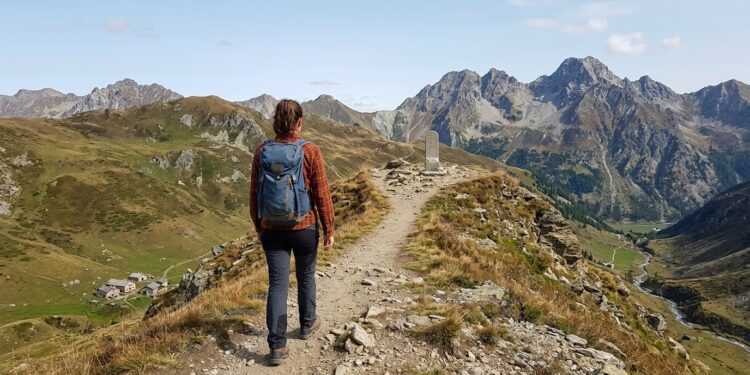 Sentieri dei contrabbandieri in montagna tra storia e panorami