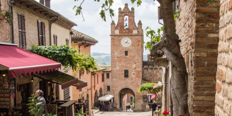 gradara torre dell'orologio foto di Enit