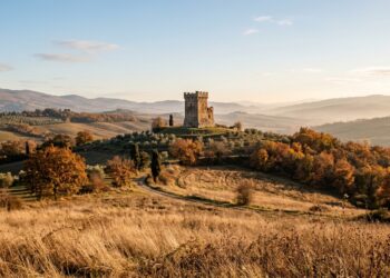 Itinerari tra le torri di avvistamento medievali in collina, l Italia lenta da scoprire